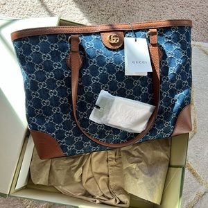 Great after Christmas or end of the year gift! Like New Ophidia GG medium tote.